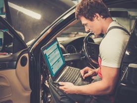 Car with technician_diagostics_laptop.jpg