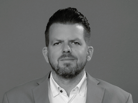 AVILOO_Alexander Millinger_portrait_b&w.png